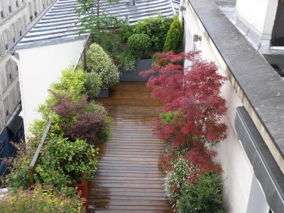 terrasse rectangulaire sur les toits de Paris